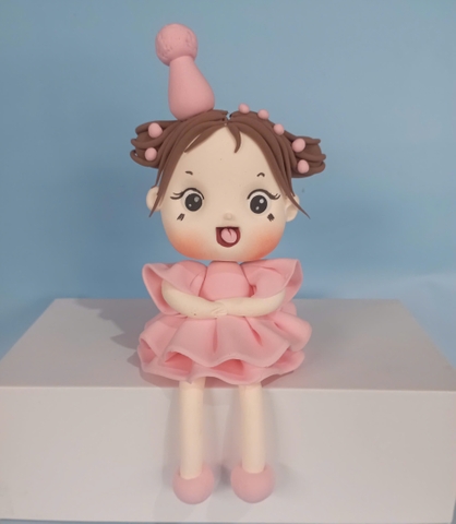 Tượng chibi đất nặn - Bé GÁI váy hồng đội mũ sinh nhật.