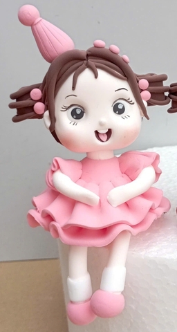 Tượng chibi đất nặn - Bé GÁI váy hồng đội mũ sinh nhật.