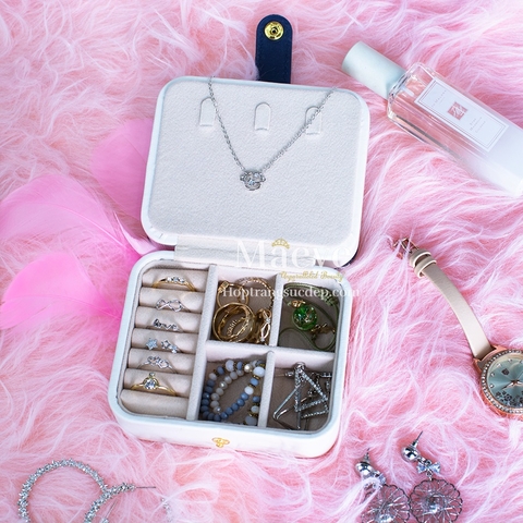 Hộp vuông khoá nút thời trang - trắng