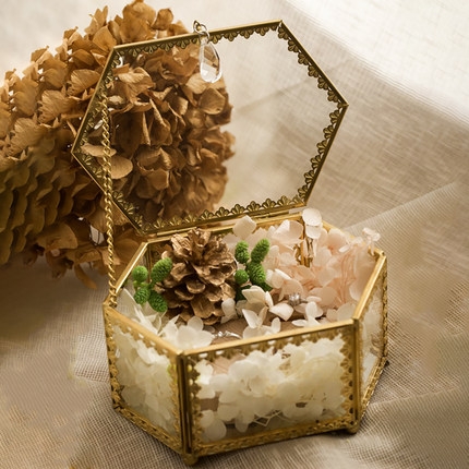 Hộp kính lục giác ren hoạ tiết