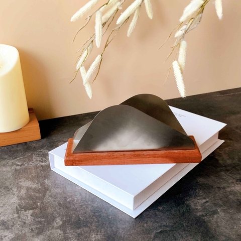 Khay kẹp khăn bạc cong