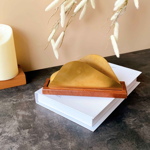 Khay kẹp khăn vàng cong