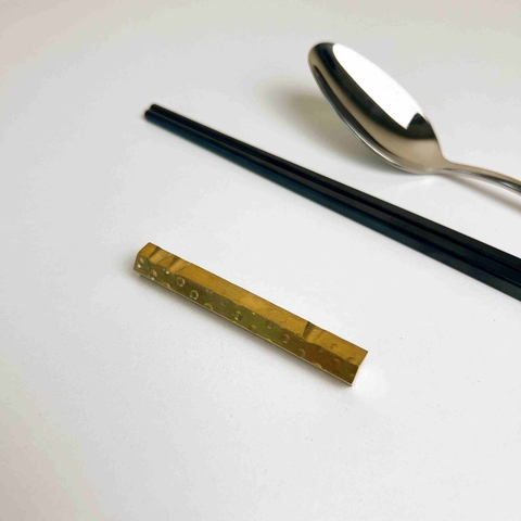 Gác đũa lỗ vàng