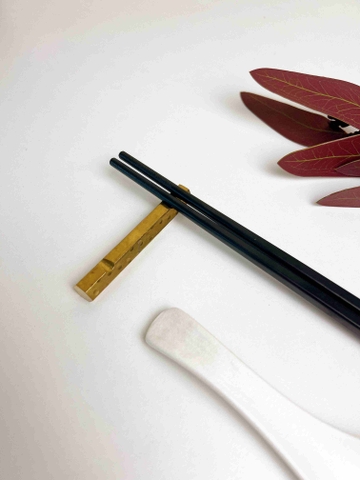 Gác đũa lỗ vàng