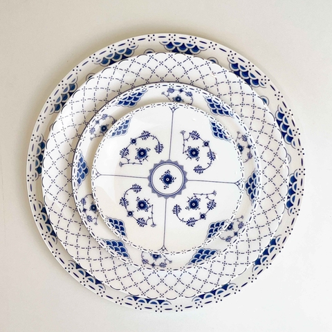 Đĩa hoạ tiết hoa xanh