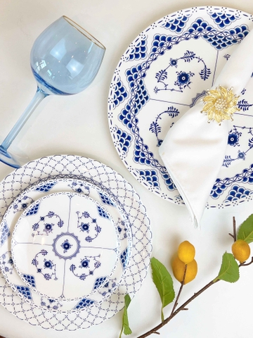 Đĩa hoạ tiết hoa xanh