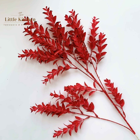 Cành lá nhỏ đỏ