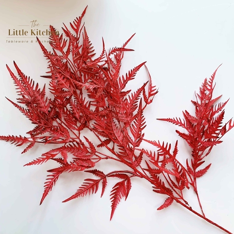 Cành lá nhọn đỏ