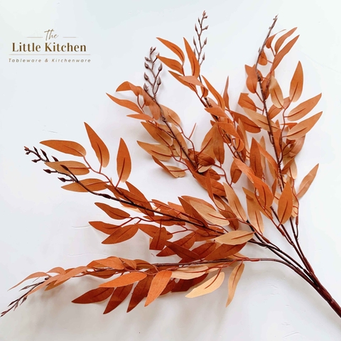 Cành lá nhọn nâu