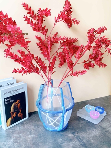 Cành lá nhỏ đỏ