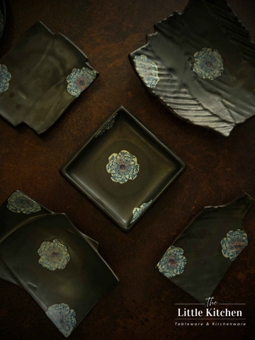 Bộ bát đĩa cao cấp phong cách Nhật Bản màu đen đắp hoa.