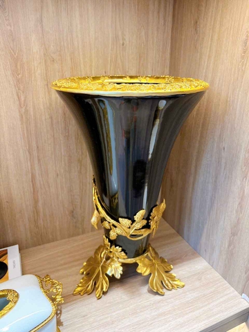 Bình sứ đồng loe đen chân hoa