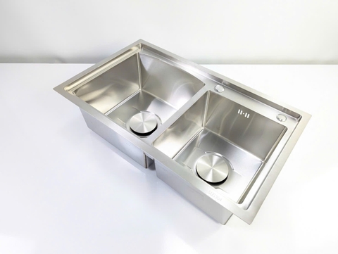 Chậu Rửa Chén Thủ Công 2 hộc inox 304 kích thước 75x45cm Lệch Gờ