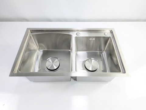Chậu Rửa Chén Thủ Công 2 hộc inox 304 kích thước 75x45cm Lệch Gờ