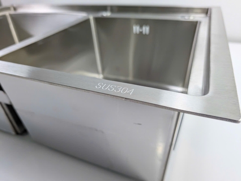 Chậu Rửa Chén Thủ Công 2 hộc inox 304 kích thước 75x45cm Lệch Gờ
