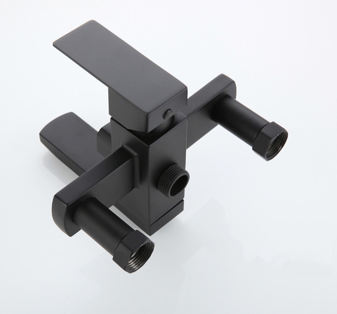 Vòi sen tắm đứng mẫu vuông màu đen LANKA mã SC14