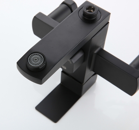 Vòi sen tắm đứng mẫu vuông màu đen LANKA mã SC14