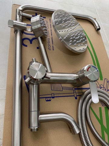 Vòi sen tắm đứng tròn inox 304 loại dày, vòi sen tăng áp LANKA mã SC11