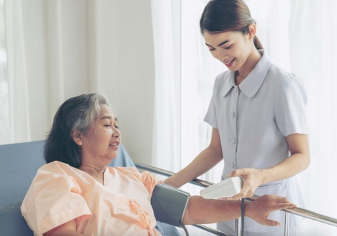 Lộ Trình Học và Cơ Hội Nghề Nghiệp Sau Khi Tốt Nghiệp Ngành Điều Dưỡng Đa Khoa tại Trung Cấp Y Khoa Việt Nam