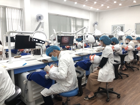 Trường trung cấp Y khoa Việt Nam đào tạo y sĩ răng hàm mặt chất lượng như thế nào?