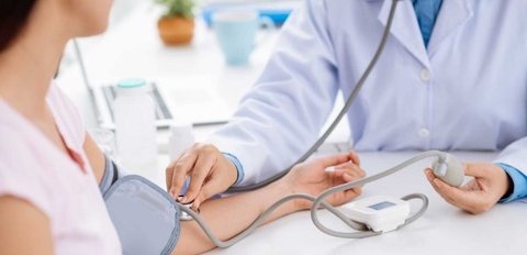 Huyết áp chuẩn của người bình thường là bao nhiêu và bị ảnh hưởng bởi yếu tố nào?