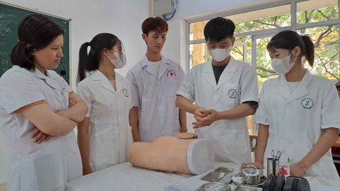 Học Thực Hành Trung Cấp Y Sĩ Đa Khoa tại Trung Cấp Y Khoa Việt Nam: Chìa Khóa Mở Cửa Tương Lai Nghề Y