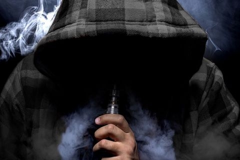 Hướng dẫn Hút Vape đúng cách tạo nhiều khói và an toàn dành cho người mới