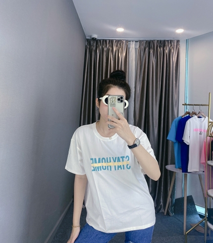 Áo thun nữ in chữ Stay Safe trắng A2780