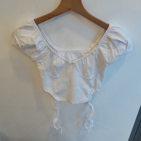 Áo croptop đính nơ dây rút trắng A6404