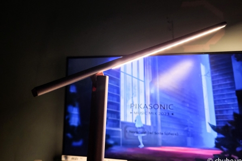 Trên tay đèn bàn bảo vệ mắt Baseus Smart Eye, pin tiện lợi