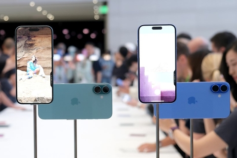 Ảnh thực tế iPhone 16 và 16 Plus với hai nút bấm mới