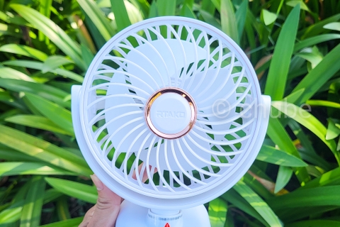 Trên tay Quạt Tích Điện Tuần Hoàn Đế Kẹp RTAKO 4 cánh