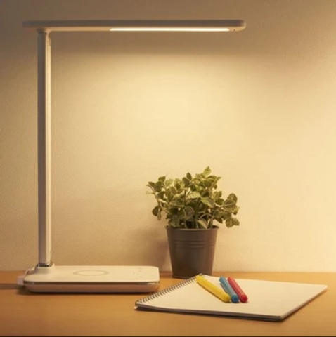 Đèn Led để bàn hỗ trợ sạc không dây MotoM GST006
