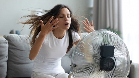 Vào mùa hè quạt mát càng dùng lâu lại càng thấy nóng