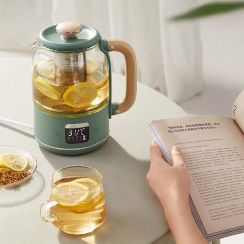 Thưởng thức trà với bình pha trà Bear YSH-C08T1