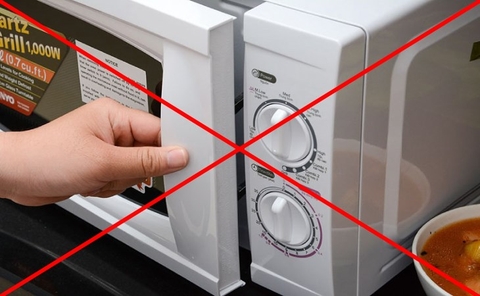 Dùng lò vi sóng có tốn điện không? Cách tiết kiệm điện khi dùng.