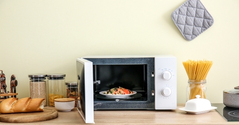 Những lỗi thường gặp khi sử dụng lò vi sóng và cách khắc phục