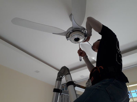 Tại sao quạt trần bị rung lắc khi quay? Nguyên nhân và cách khắc phục