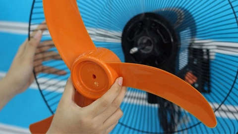Cách vệ sinh quạt đứng, quạt treo tường sạch bóng siêu đơn giản.