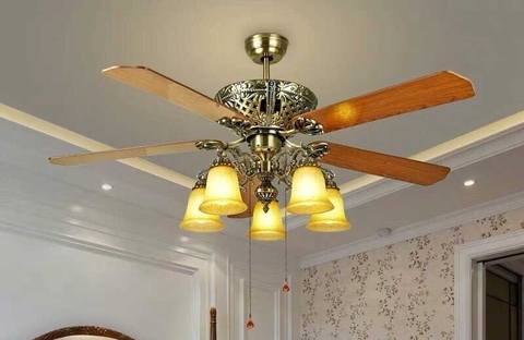 Nên chọn quạt trần đơn giản hay quạt trần có đèn trang trí cho phòng khách ?