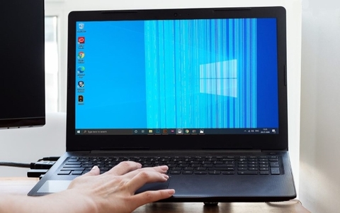 Màn hình laptop bị sọc, nhấp nháy hoặc tối đen? Nguyên nhân và cách khắc phục
