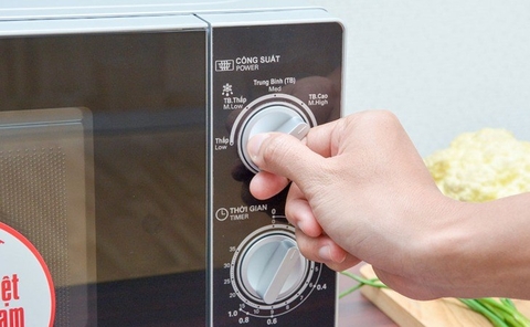 Lò vi sóng bị nhiễm điện. Nguyên nhân và cách khắc phục .