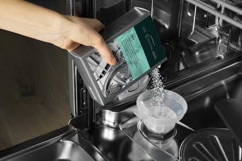 Vì sao nên sử dụng muối cho máy rửa bát ? Cách sử dụng muối sao cho hiệu quả ?