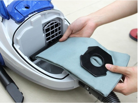 Cách tháo túi chứa rác và vệ sinh máy hút bụi tại nhà