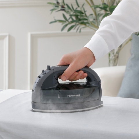 Bàn là hơi nước không dây Panasonic NI-WL55KRA
