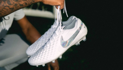 NIKE NGỪNG SỬ DỤNG DA KANGAROO