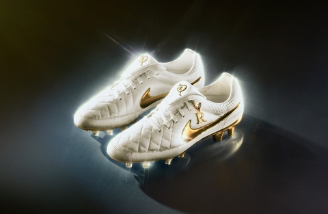 Nike ra mắt R10 Tiempo Legend “Touch Of Gold” – sự trở lại của một huyền thoại