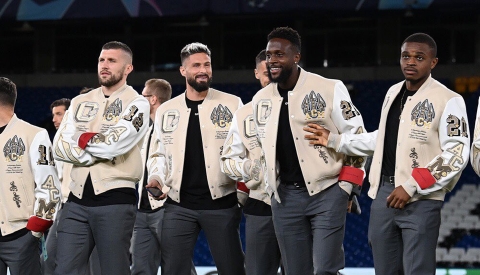 AC MILAN RA MẮT MẪU ÁO KHOÁC OFF-WHITE MANG PHONG CÁCH CỦA CÁC TRƯỜNG PHỔ THÔNG TRƯỚC TRẬN ĐẤU TẠI UEFA CHAMPIONS LEAGUE