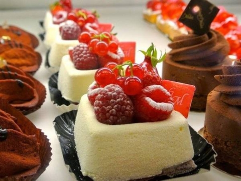 Giải mã mơ ăn bánh ngọt điềm gì, đánh con số nào độc đắc?