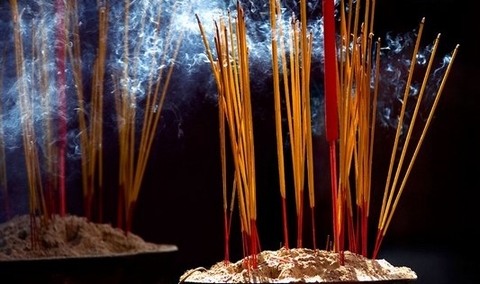 Lý giải: Khi nằm mơ thấy thắp hương bàn thờ là tốt hay xấu?